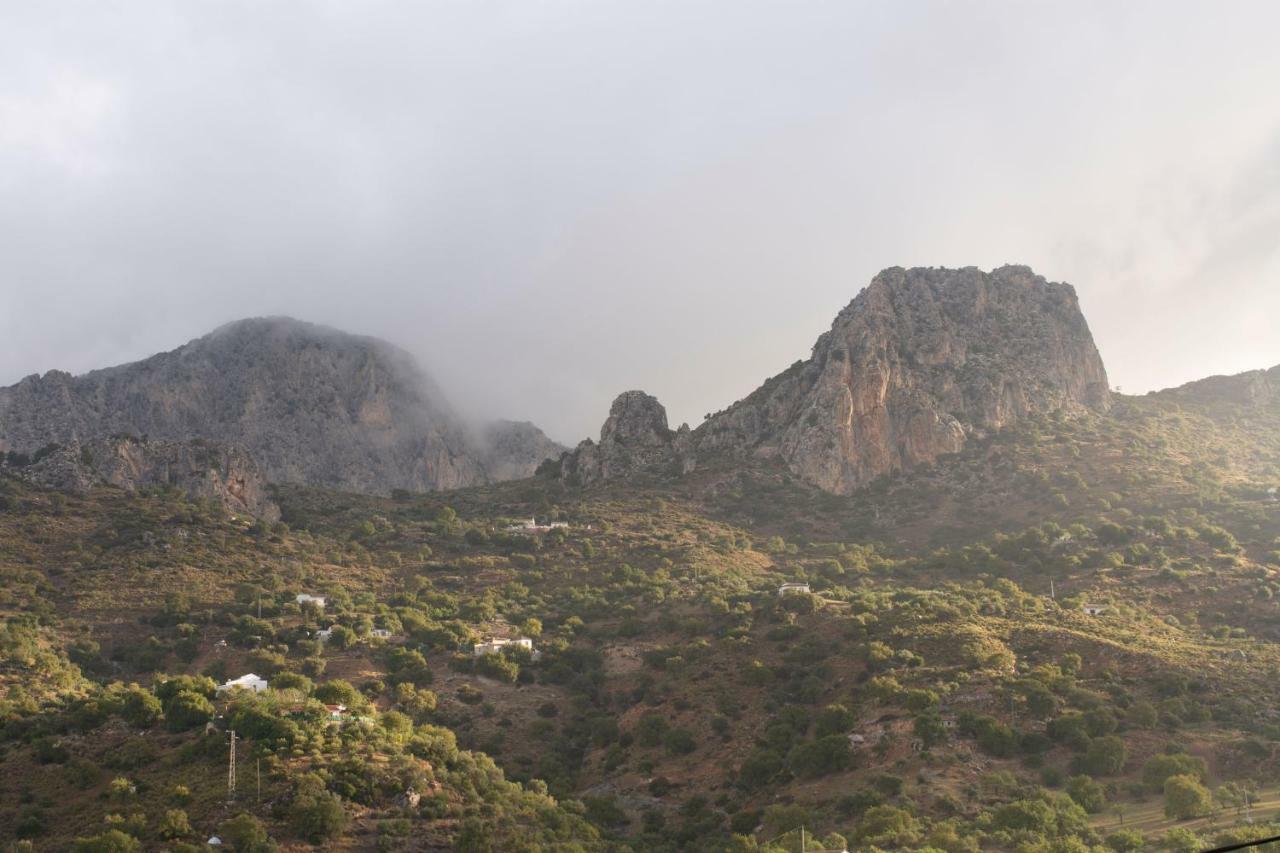 Lagar Del Chorro Junto Caminito Del Rey Piscina Y Baloncesto Apartment Exterior photo